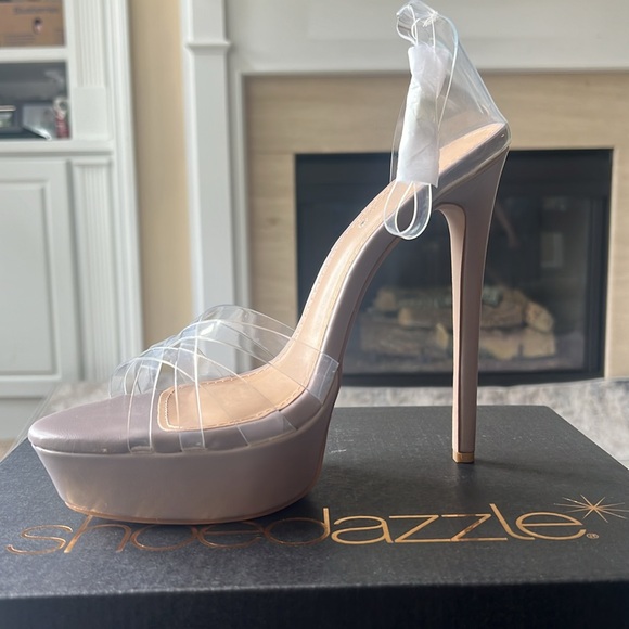 New In Box Tyronica Sphinx Dress Sandal - Picture 6 of 9